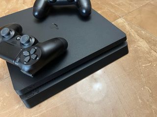 Playstation 4 sin uso con mandos