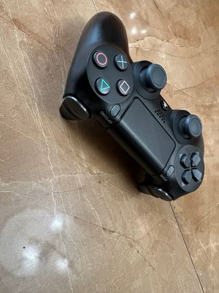 Playstation 4 sin uso con mandos