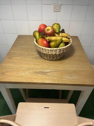 Mesa de cocina madera de ikea 70x70 y alto 74cm.