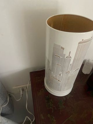 Lampara blanca de mesa, se enciente tactil