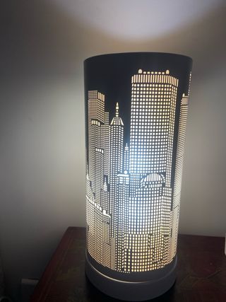 Lampara blanca de mesa, se enciente tactil