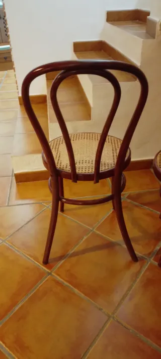 Dos sillas de madera con asiento de rejilla