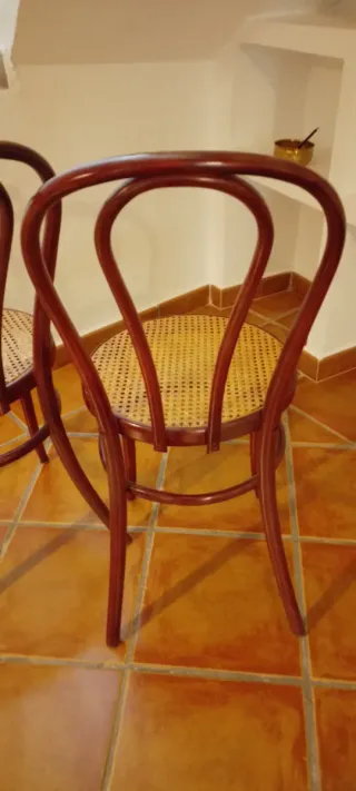 Dos sillas de madera con asiento de rejilla