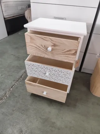 Mesita de noche blanca y madera