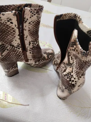 Botines número 38 piel serpiente bonitas