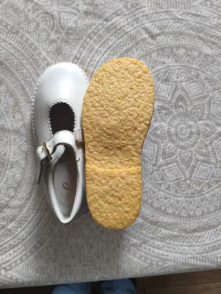 Zapatos Merceditas blancas talla 27 piel. Nuevas