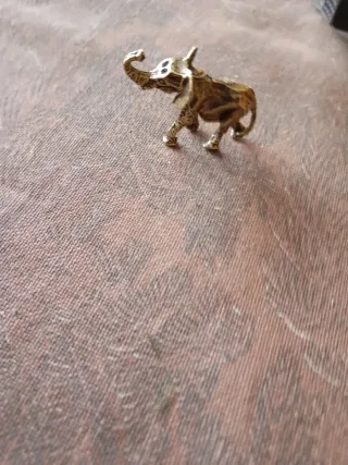 Figura pequeña de bronce elefante