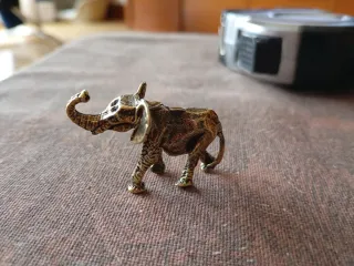 Figura pequeña de bronce elefante