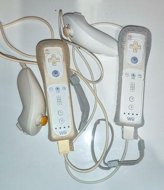 Nintendo Wii blanca + 4 juegos + 2 micros (Lote)