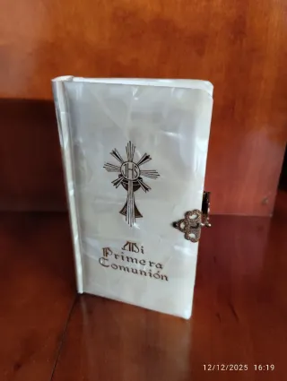 Lote de tres misales con tapa de nácar antiguos