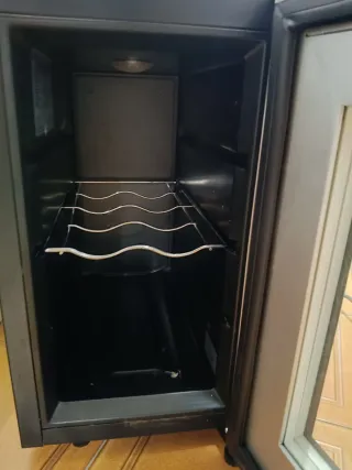 Vinoteca Thomson. Muy poco uso. Negro y elegante
