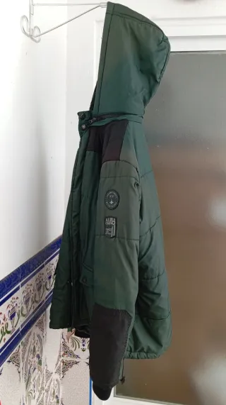 Chaqueta impermeable verde y negra