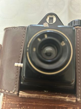 Camara de fotos vintage con funda. Coleccion.