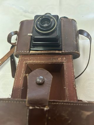 Camara de fotos vintage con funda. Coleccion.
