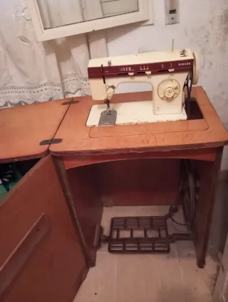 Máquina de coser antigua marca singer