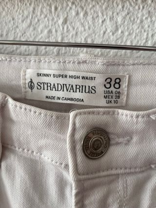 Pantalon vaquero roto blanco talla M stradivarius