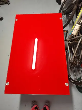 Mesa de cristal roja.