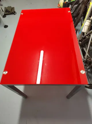 Mesa de cristal roja.