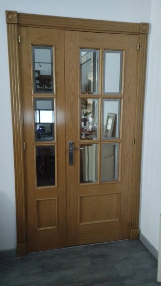 Puertas de madera maciza con marcos y tapetas