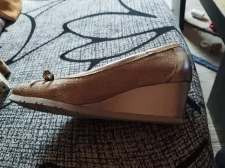 Zapatos dorados nuevos