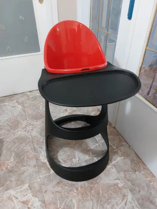 Trona bebé roja y negra