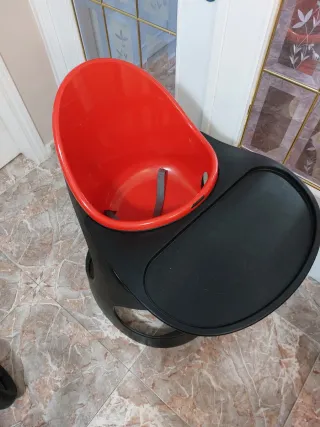 Trona bebé roja y negra
