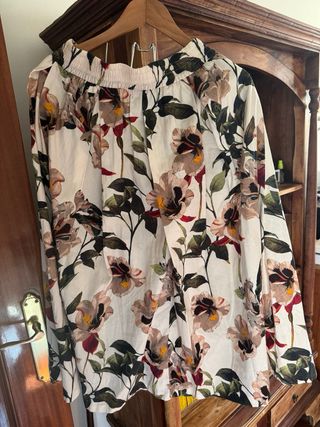 Falda floral fluida que enamora a primera vista
