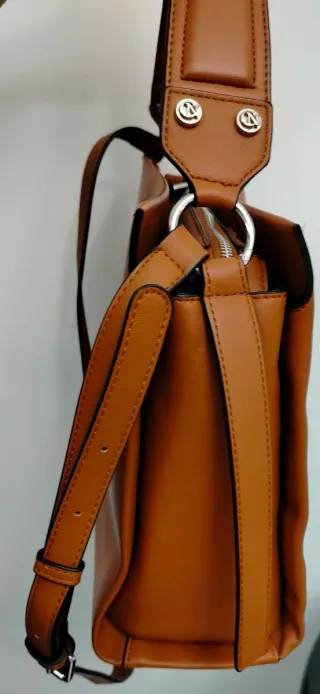 Borsa color cuoio con manico e tracolla removibili