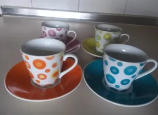 Juego de café. 4 platos y 4 tazas