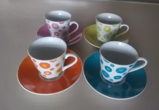 Juego de café. 4 platos y 4 tazas