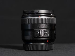 Canon EF 35mm f/2 IS USM