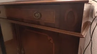 Mueble clásico, elegante para recibidor.