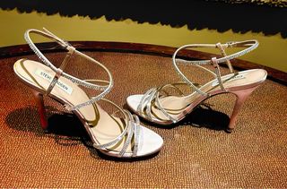 Sandalias plateadas de tiras con piedrecitas decor