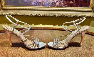 Sandalias plateadas de tiras con piedrecitas decor