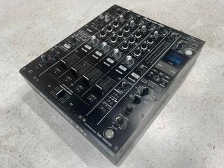 Pioneer DJ DJM-900NXS2 + Case