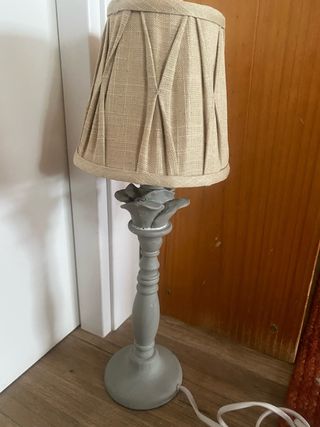 Lámpara de mesa con bombilla.