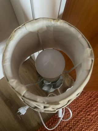 Lámpara de mesa con bombilla.