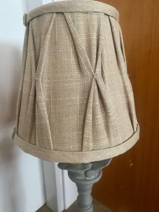 Lámpara de mesa con bombilla.