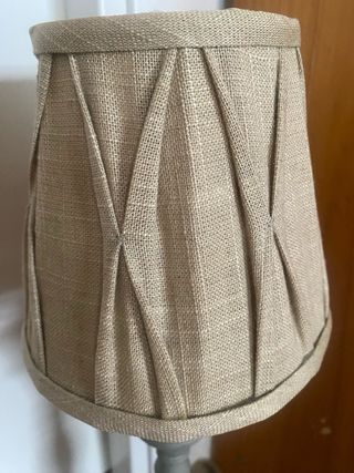 Lámpara de mesa con bombilla.