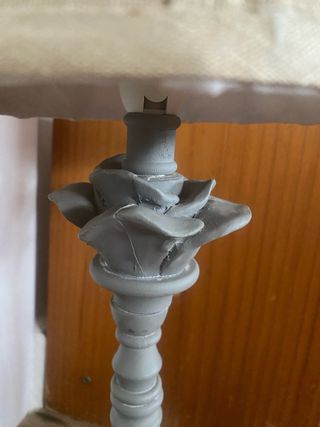 Lámpara de mesa con bombilla.