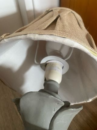 Lámpara de mesa con bombilla.