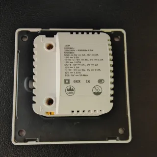 Cargador integrado con cables retráctiles