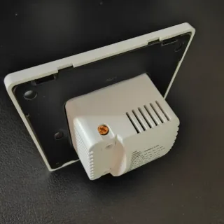 Cargador integrado con cables retráctiles