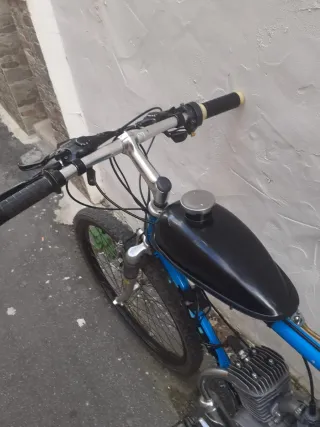 Bici con motor funcionando bien