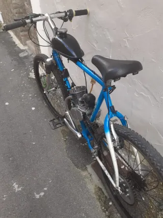 Bici con motor funcionando bien