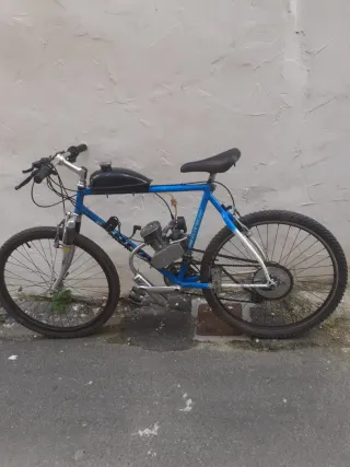 Bici con motor funcionando bien