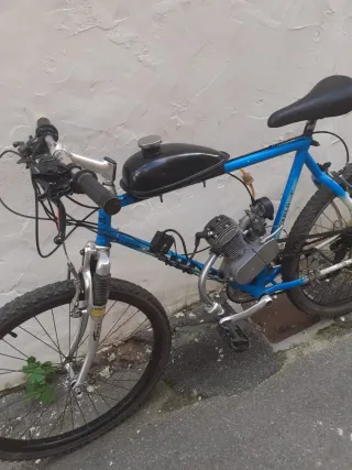 Bici con motor funcionando bien