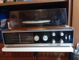 Plato de tocadiscos con altavoces