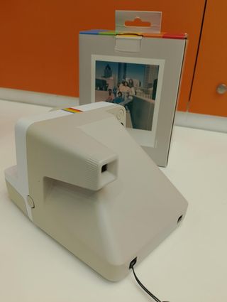 CAMARA POLAROID NOW INSTANT CAMAR 3RA GENERATION + CAJA