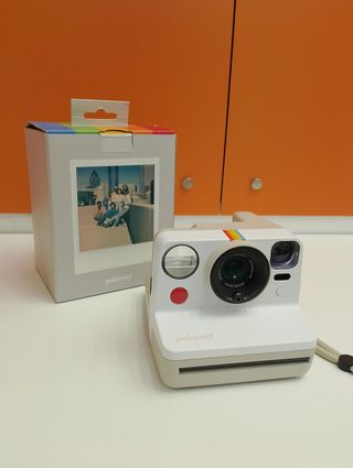 CAMARA POLAROID NOW INSTANT CAMAR 3RA GENERATION + CAJA